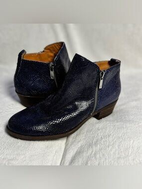 Lucky Brand Chic Dark Blue Leather Ankle Boots with Scale Design, Womens Size 6M